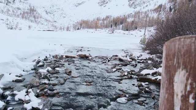 Fiume ghiacciato in inverno con neve e ghiaccio