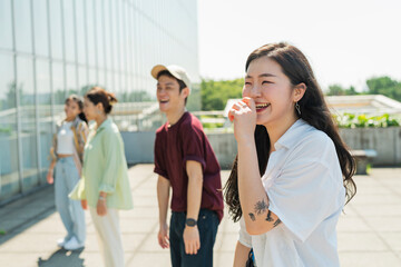 仲間とダンスをする女性