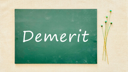 黒板の横に置いた青色のパイナップルヘッドとDemeritの文字