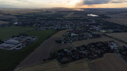 Dronefotage Sonnenuntergang über Feld