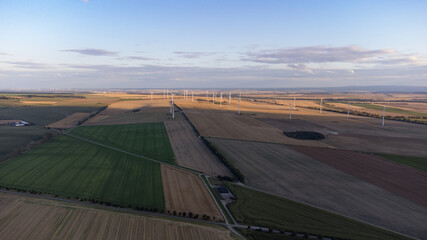 Dronefotage Sonnenuntergang über Feld