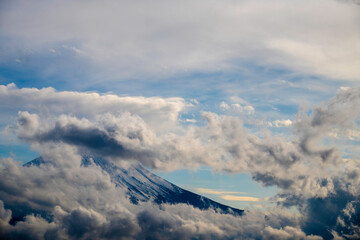 雲が波打つ富士山