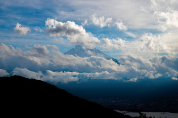 雲に隠れた富士山