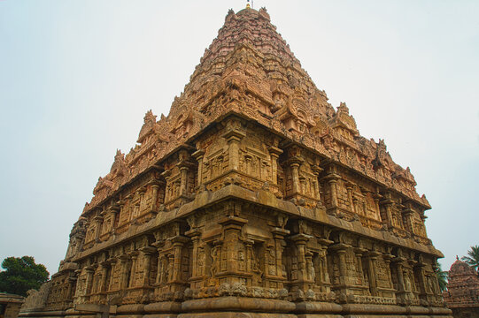 Brihadisvara Temple, Partial overview of Gangaikunda Temple. Adi Kumbeswarar Temple, Kumbakonam is a Hindu temple dedicated to the deity Shiva. Tamil Nadu, India.