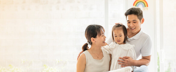 Panorámica de una hermosa familia taiwanesa jugando y pasando un día con su pequeña hija