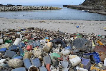 海岸の漂着物 環境問題 ゴミ問題 - obrazy, fototapety, plakaty