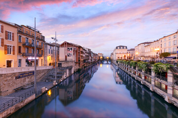 Lever du jour sur la ville de Castres, Occitanie, France