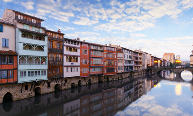Fototapeta premium Lever du jour sur la ville de Castres, Occitanie, France