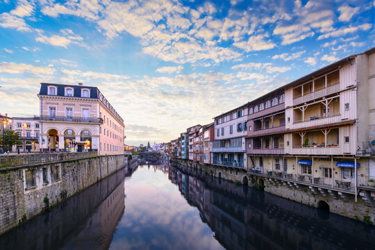 Lever du jour sur la ville de Castres, Occitanie, France