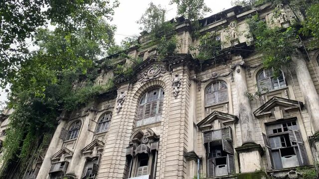Kolkata, Old traditional building in Kolkata with trees and moss covered. 4k
