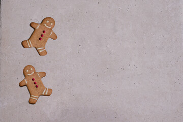 Galletas de jengibre en fondo gris de piedra