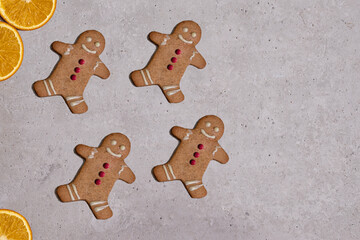 Galletas de jengibre en fondo gris de piedra