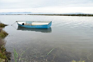 Barca de pescadores a la deriva en el parque del Delta del Ebro, Tarragona, Cataluña, España