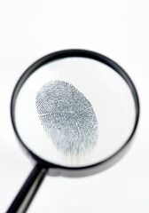 Fingerabdruck unter der Lupe