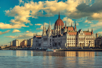 Obraz premium Hungarian Parliament building in Budapest on Danube river