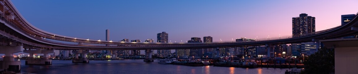 Obraz premium 芝浦ふ頭 夕暮れのループ橋