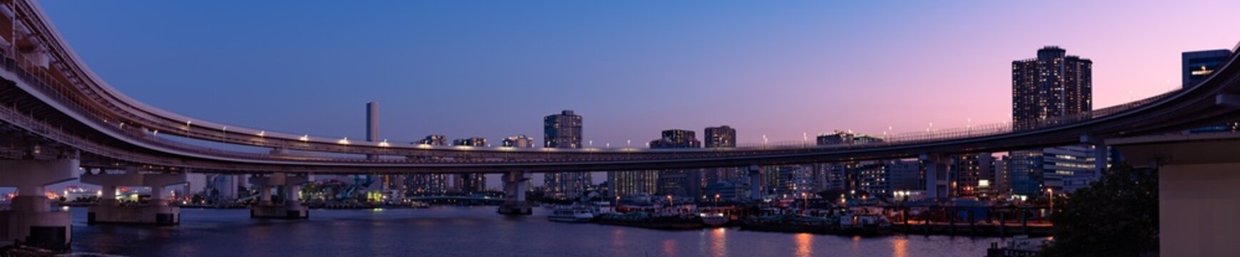 芝浦ふ頭 夕暮れのループ橋 © nikomani