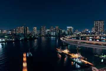 レインボーブリッジから臨むループ橋と品川の夜景