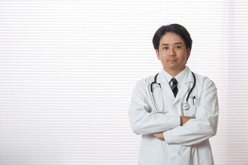 白衣の医者、若い日本の男性医師