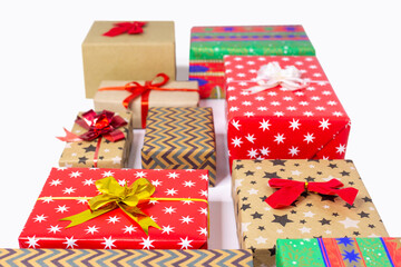 Obraz premium Lots of Christmas gifts in colorful wrapping with ribbons.