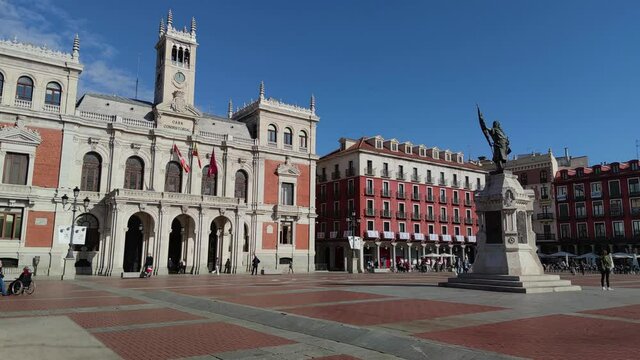Timelapse diurno de la plaza mayor de Valladolid, Espa&ntilde;a, con gente paseando