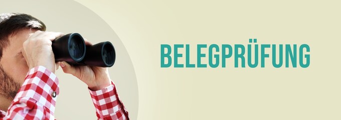 Belegprüfung. Mann bei Beobachtung mit Fernglas. Wort in deutsch auf Hintergrund (beige). Panorama...