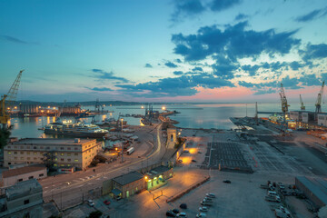 Ancona. Panorama del porto passeggeri con Arco di Traiano al crepuscolo