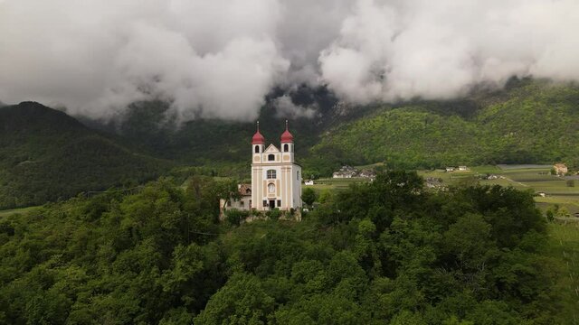 Kapelle auf einem Berg und es ist bew&ouml;lkt. Kirche in Eppan, S&uuml;dtirol. 
