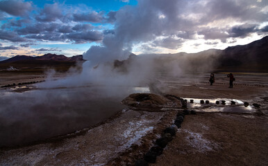 Fotografiando las Columnas de vapor del Campo geotérmico Geiser del Tatio, San Pedro de Atacama, Chile. 