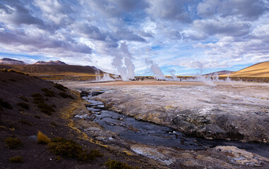 Panorámica hacia el campo geotérmico Geiser del Tatio, San Pedro de Atacama, Chile.