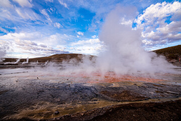 Columnas de vapor del Campo geotérmico Geiser del Tatio, San Pedro de Atacama, Chile.