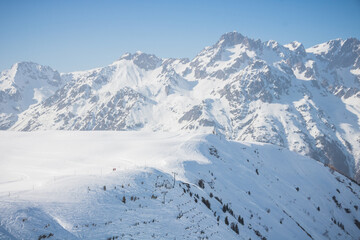 paysage d'hiver enneigé de la station de sports d'hiver de l'Alpe d'huez en france dans le massif des Grandes Rousses, au-dessus de l'Oisans.