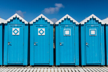 cabines de plage bleues en été