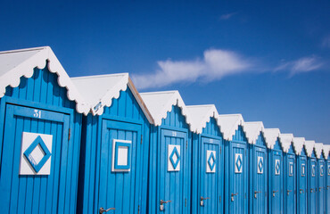 cabines de plage bleues en été