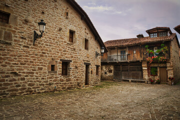 Calles de Bárcena Mayor, con sus construcciones típicas. Cantabria. España.