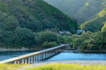 初秋の勝間沈下橋　高知県四万十市　Katsuma chinka bridge in early autumn. Kochi-ken Shimanto city - obrazy, fototapety, plakaty