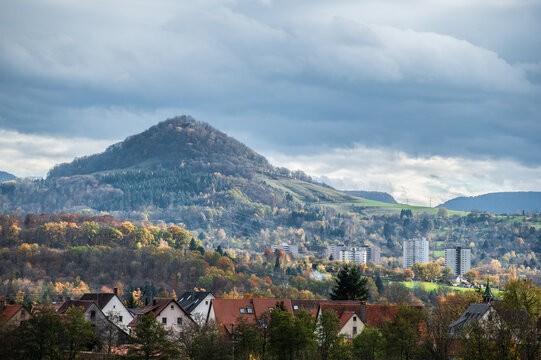Panorama Reutlingen mit Burg Achalm in herbstlicher Landschaft mit Wolkenhimmel