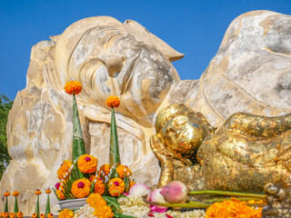 Buddha mit Blume und Gold