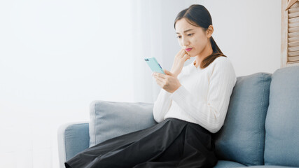 スマートフォンを使う若い女性