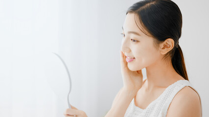 ビューティーイメージ　スキンケアをする若い女性