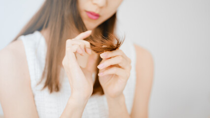 ヘアケアをする若い女性