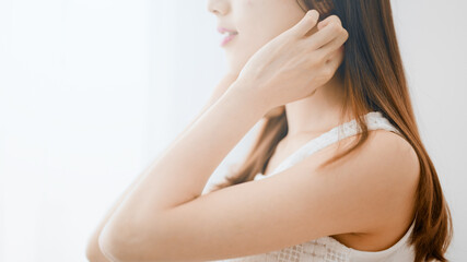 ヘアケアをする若い女性