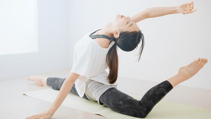 Obraz premium ストレッチをする若い女性