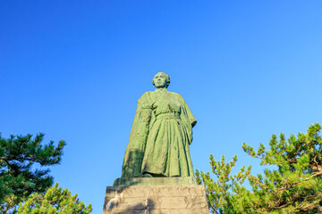 Fototapeta premium 早朝の坂本龍馬の銅像 桂浜 高知県高知市 Bronze statue of Ryoma Sakamoto in the early morning. Katsurahama. Kochi-ken Kochi city 