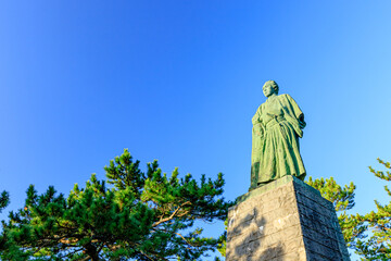 早朝の坂本龍馬の銅像　桂浜　高知県高知市　Bronze statue of Ryoma Sakamoto in...