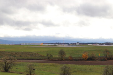 Fototapeta na wymiar Blick auf den Flughafen Hahn. Landebahn.