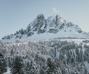 Verschneite Dolomiten. 