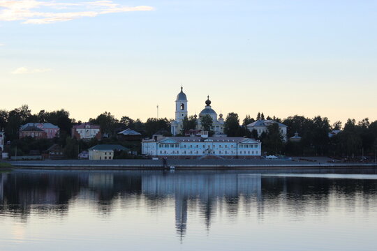 The town of Myshkin is a beautiful building on the banks of the Volga River, followed by the Cathedral of the Assumption of the Blessed Virgin Mary. View from the ship.