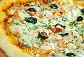 Pizza con capperi olive
