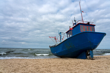 Fototapeta premium Fischerboot am Strand der Ostsee in Misdroy, Polen